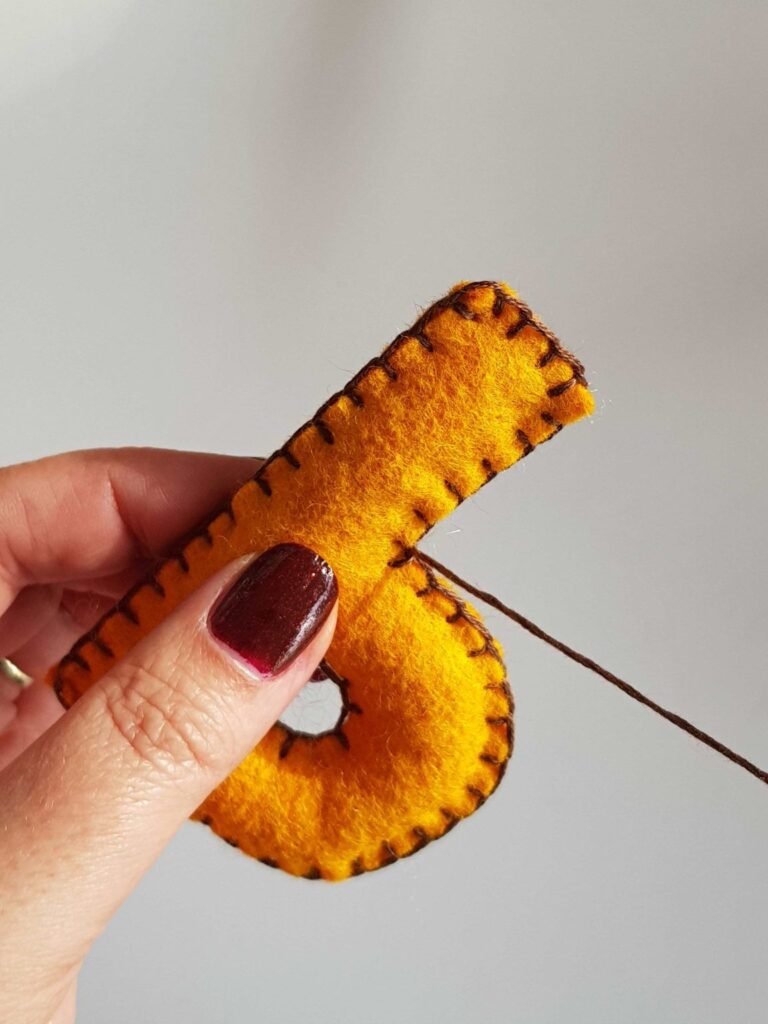 Make these easy felt letters (with free template!) | DIY Felt Crafts