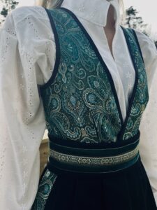 Norsk Festdrakt – skreddersydd