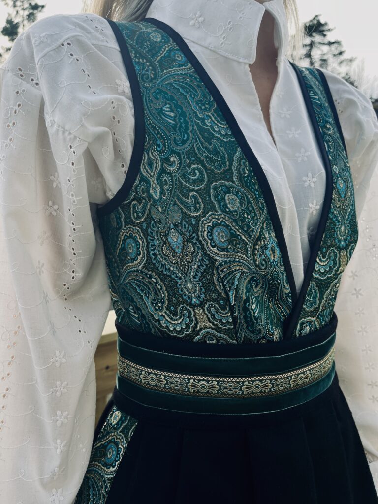 Norsk Festdrakt – skreddersydd