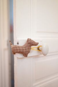 DIY Couture – Un bloc-porte teckel pour une maison stylée et sécurisée !