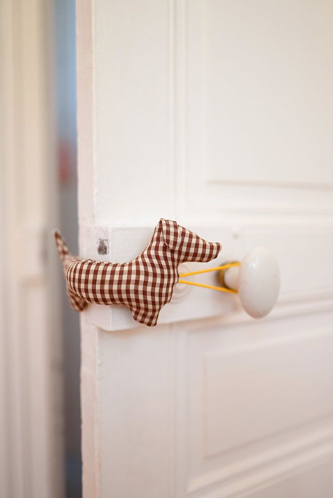 DIY Couture – Un bloc-porte teckel pour une maison stylée et sécurisée !