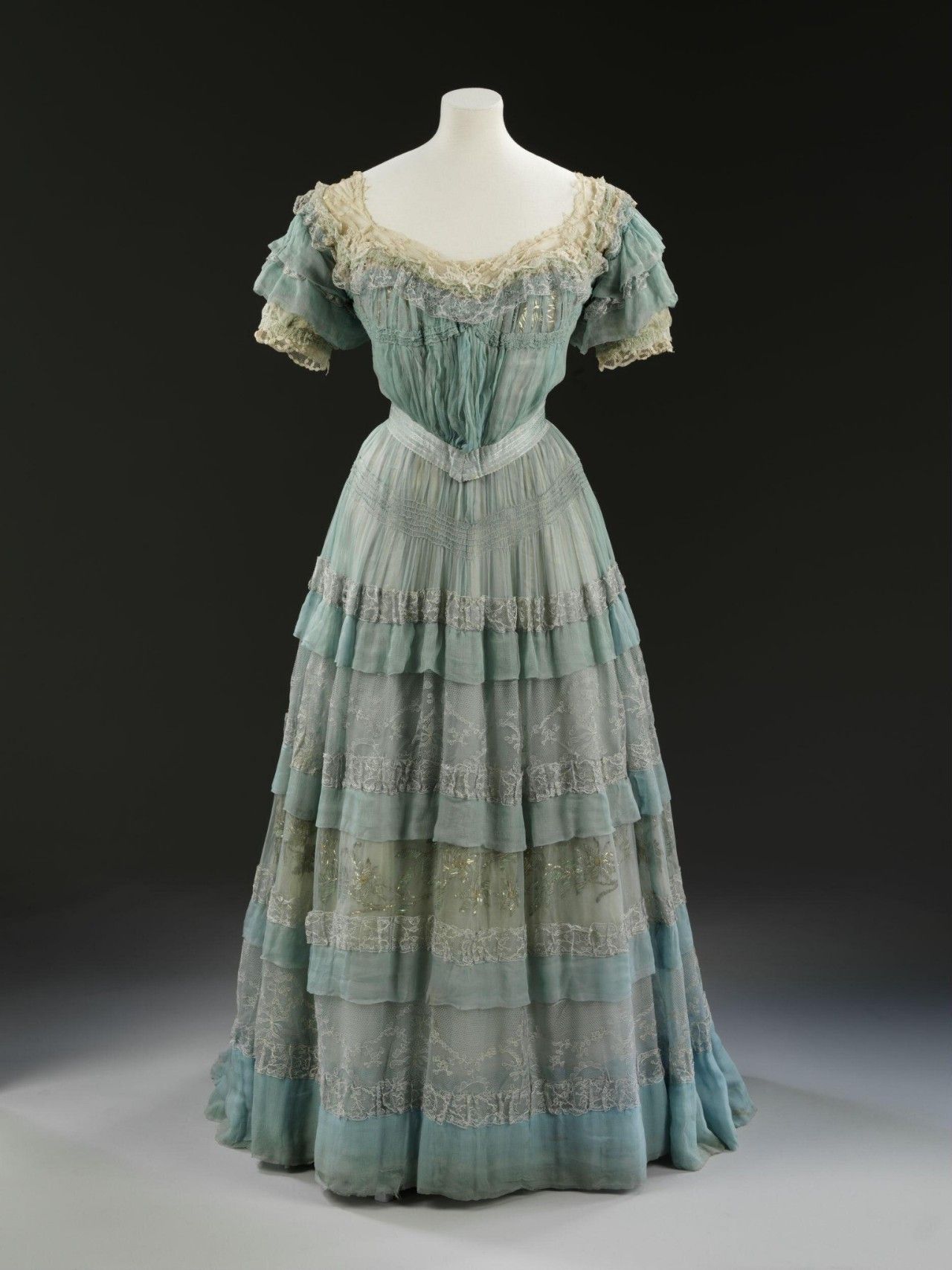 @lookingbackatfashionhistory · 17th to late 20th Centuries Fashion: A Look Back