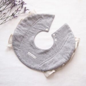 肩がふりふりのスタイ Anne Shirley Gray