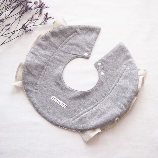 肩がふりふりのスタイ Anne Shirley Gray