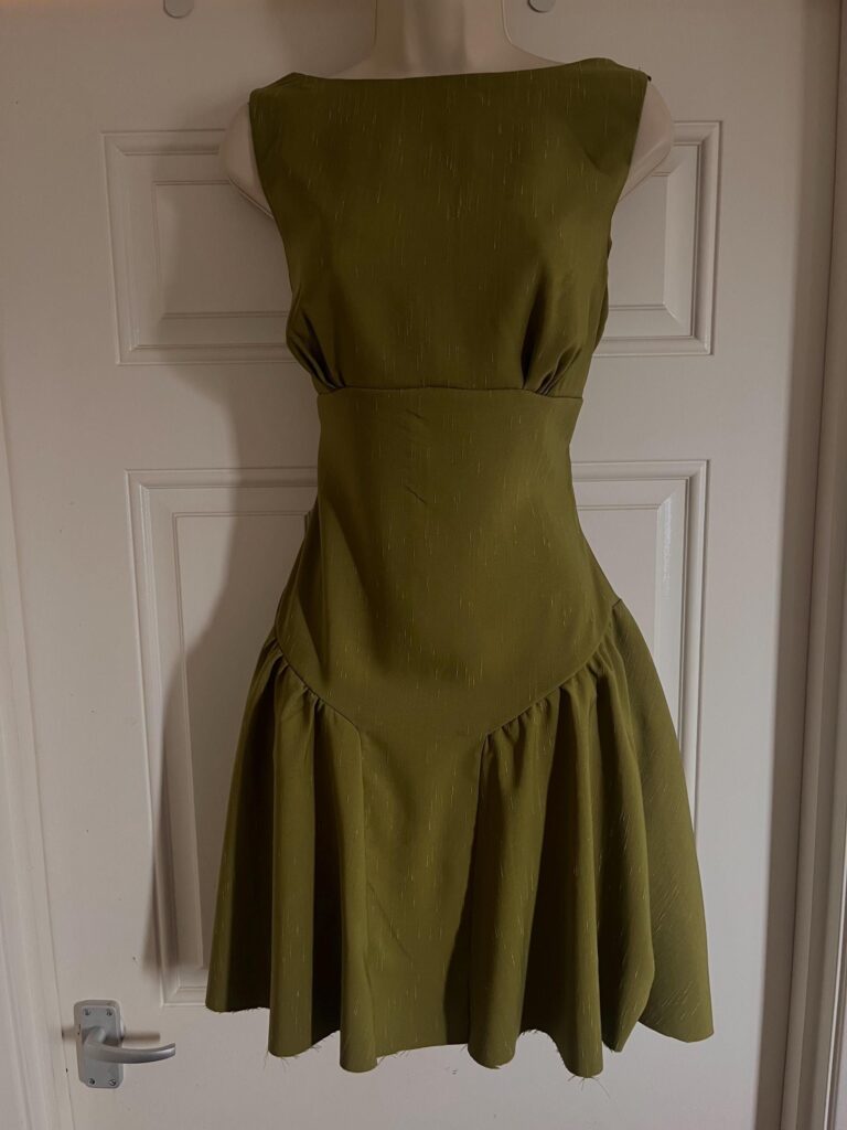 CUSTOM Khaki Grün Low Waist A-Linie Mini Kleid mit Taschen | Kleid im klassischen Stil | Drop Taille Kleid | schickes Kreiskleid | Urlaubskleid