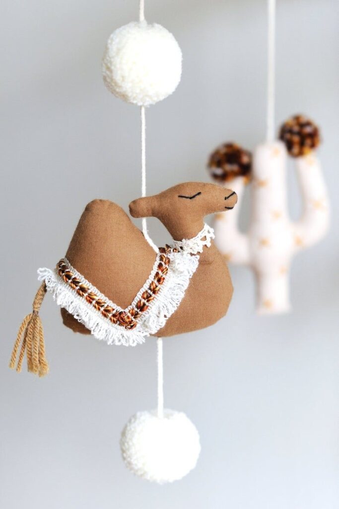Mobile chameau, mobile Wanderlust, mobile de chambre de bébé chameau et cactus, chambre de bébé chameau, chambre de bébé cactus, bébé bohème, mobile du désert sur commande – Etsy France