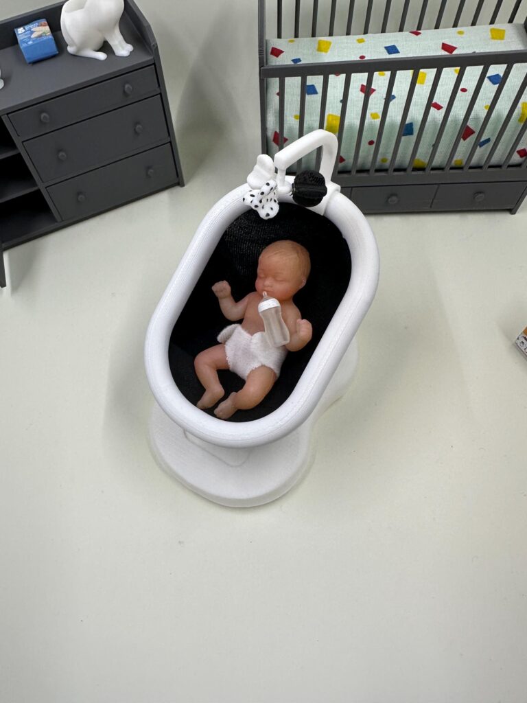 Miniatur Babyschaukel für Puppenhaus Baby oder Zuru My Mini Baby