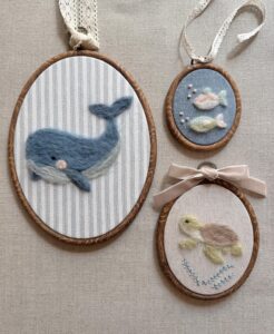Nadelgefilzte Wal-, Fisch- und Meeresschildkröten-Illustration für das Kinderzimmer – Deko für das Kinderzimmer