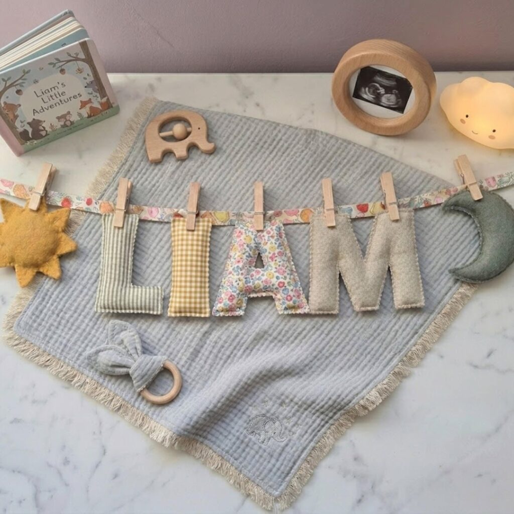 Personalisierte Baby Name Banner, gesteppte Stoff Buchstaben, Vintage Blumen Kinderzimmer Dekor